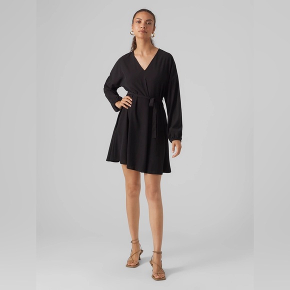 Vero Moda Short Dress V neck in Black - Picture 4 of 10
